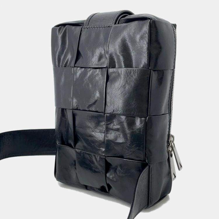 Pre Owned Bottega Veneta Maxi Intrecciato Cassette Sling Bag Black Leather Size Mini