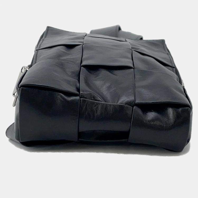 Pre Owned Bottega Veneta Maxi Intrecciato Cassette Sling Bag Black Leather Size Mini