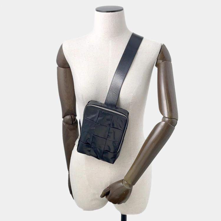 Pre Owned Bottega Veneta Maxi Intrecciato Cassette Sling Bag Black Leather Size Mini