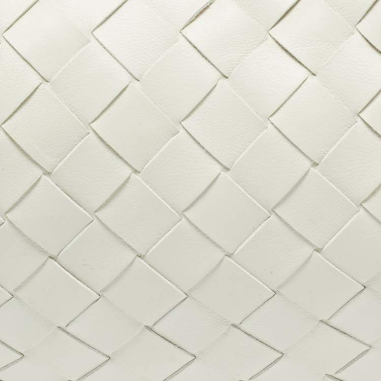 مملوكة مسبقًا Bottega Veneta Buddy Off White Intrecciation Leather Crossbody Bag