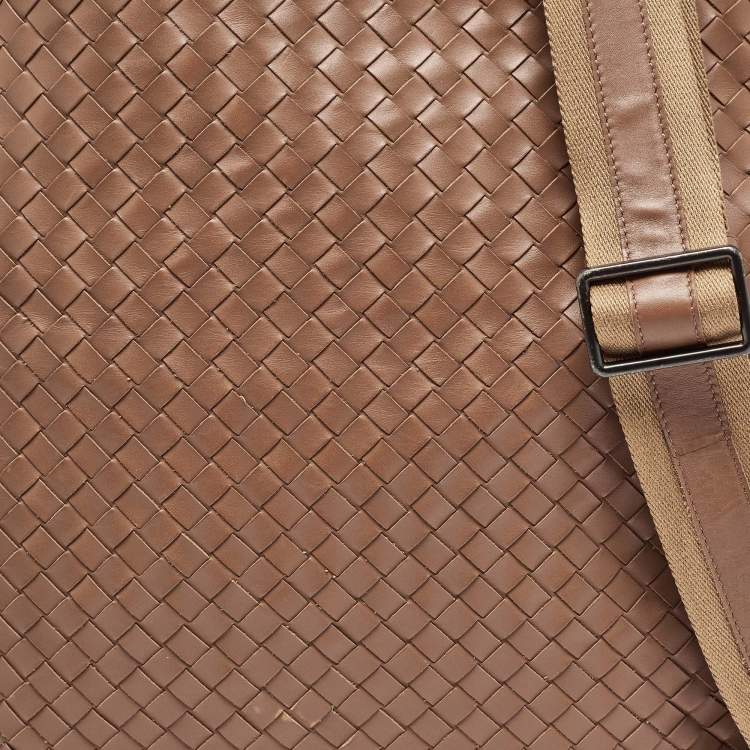 مملوكة مسبقًا Bottega Veneta Brown Intrecciato Leather Slim Messenger Bag   