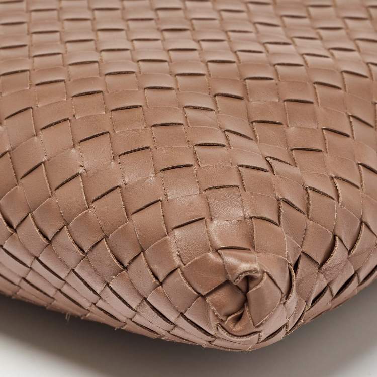 مملوكة مسبقًا Bottega Veneta Brown Intrecciato Leather Slim Messenger Bag   