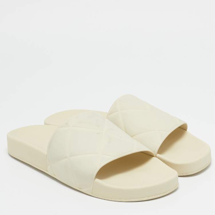 Pre Owned Bottega Veneta Cream Rubber Pool Slides Size 41