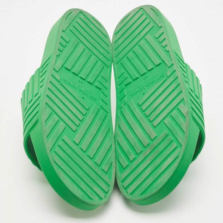 Pre Owned Bottega Veneta Green Rubber Flat Slides Size 40