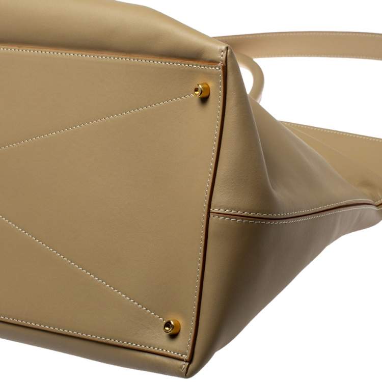 مملوكة مسبقًا Burberry Beige Leather Extra Large Society Top Handle Bag