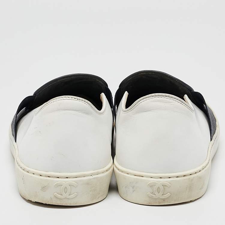 Pre Owned Chanel Navy Blue/White Leather CC Slip On Sneakers Size 40