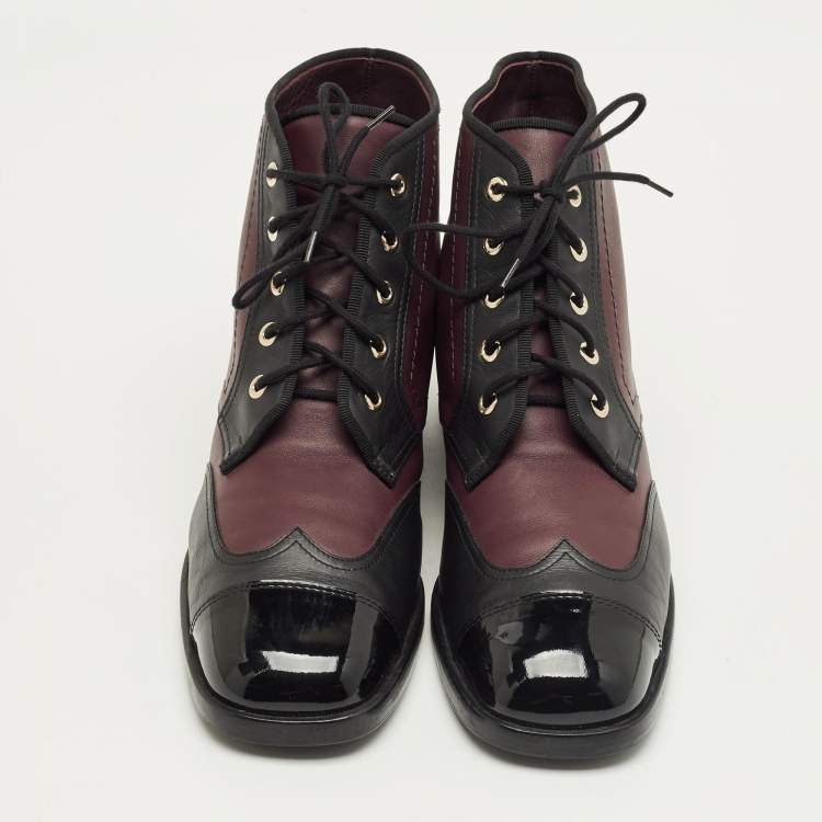 Pre Owned حذاء بوت شانيل جلد لماع كاب بلون خمري/أسود بطول الكاحل مقاس 41.5