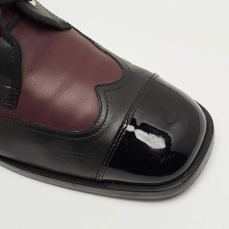 Pre Owned حذاء بوت شانيل جلد لماع كاب بلون خمري/أسود بطول الكاحل مقاس 41.5