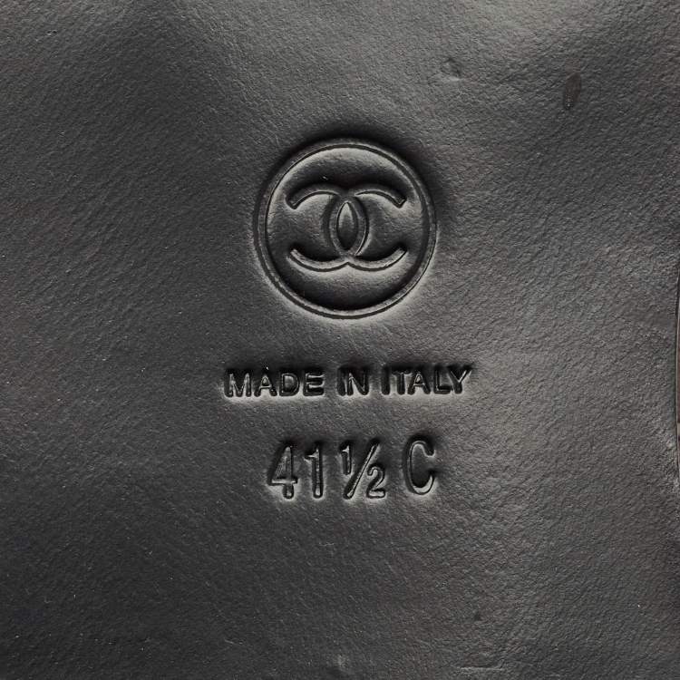 Pre Owned حذاء بوت شانيل جلد لماع كاب بلون خمري/أسود بطول الكاحل مقاس 41.5