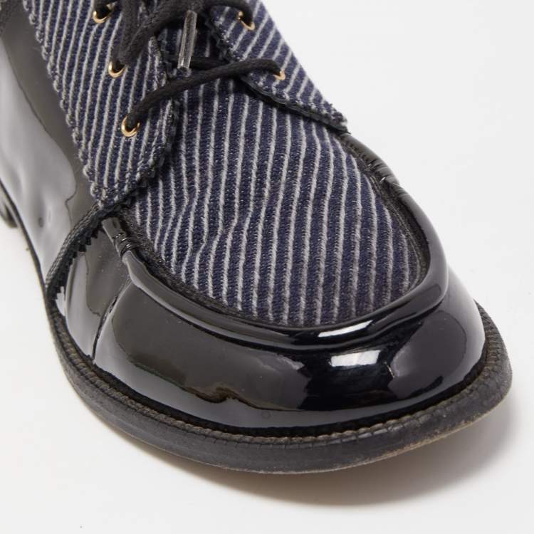 Pre Owned Chanel Black/Navy Blue Patent Leather and Fabric CC Lace Up Derby Size 41