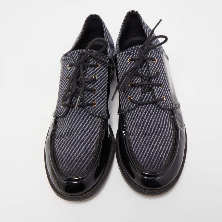 Pre Owned Chanel Black/Navy Blue Patent Leather and Fabric CC Lace Up Derby Size 41
