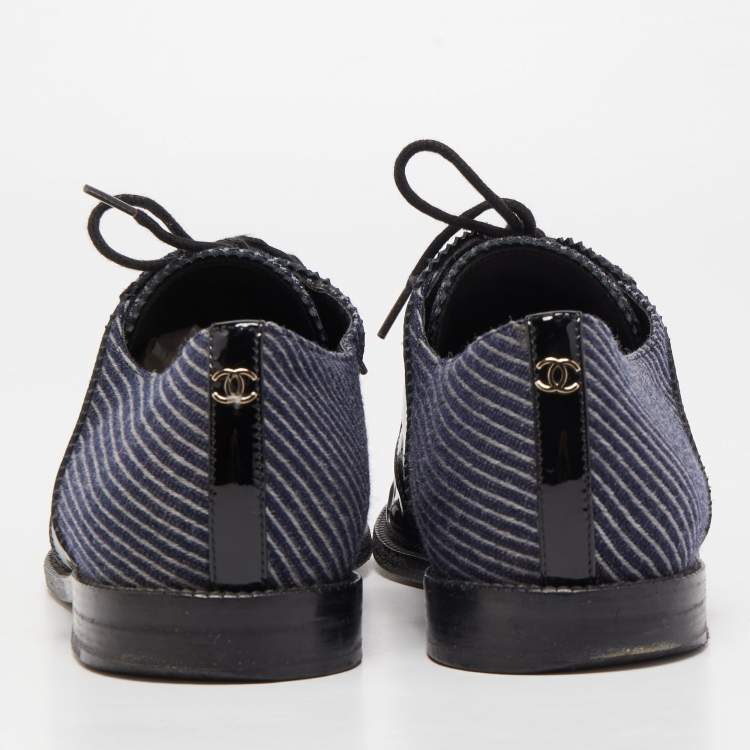 Pre Owned Chanel Black/Navy Blue Patent Leather and Fabric CC Lace Up Derby Size 41
