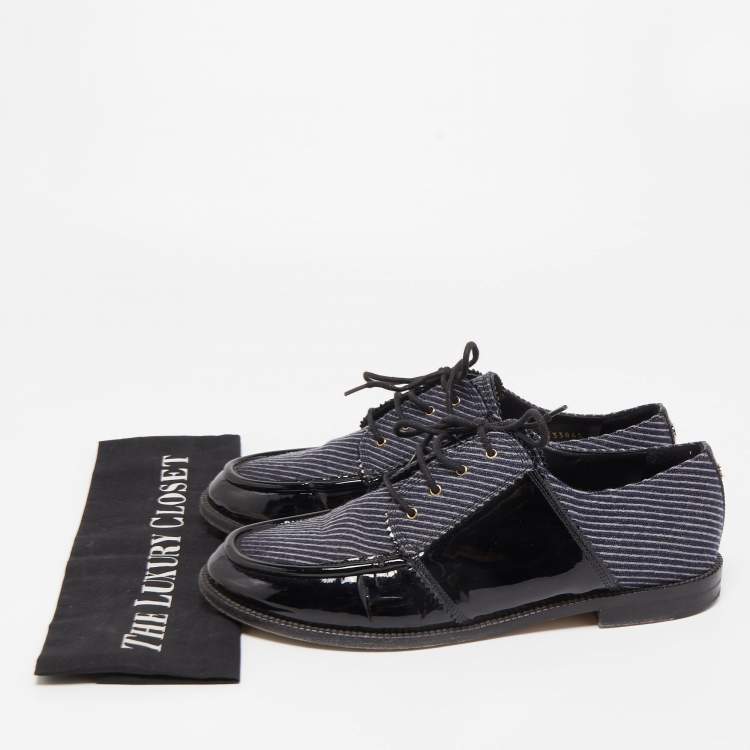 Pre Owned Chanel Black/Navy Blue Patent Leather and Fabric CC Lace Up Derby Size 41