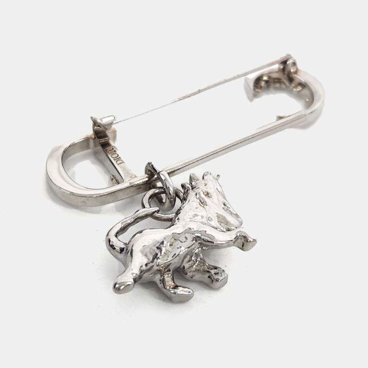 مملوكة مسبقًا بروش ديور فضي برأس أسد 