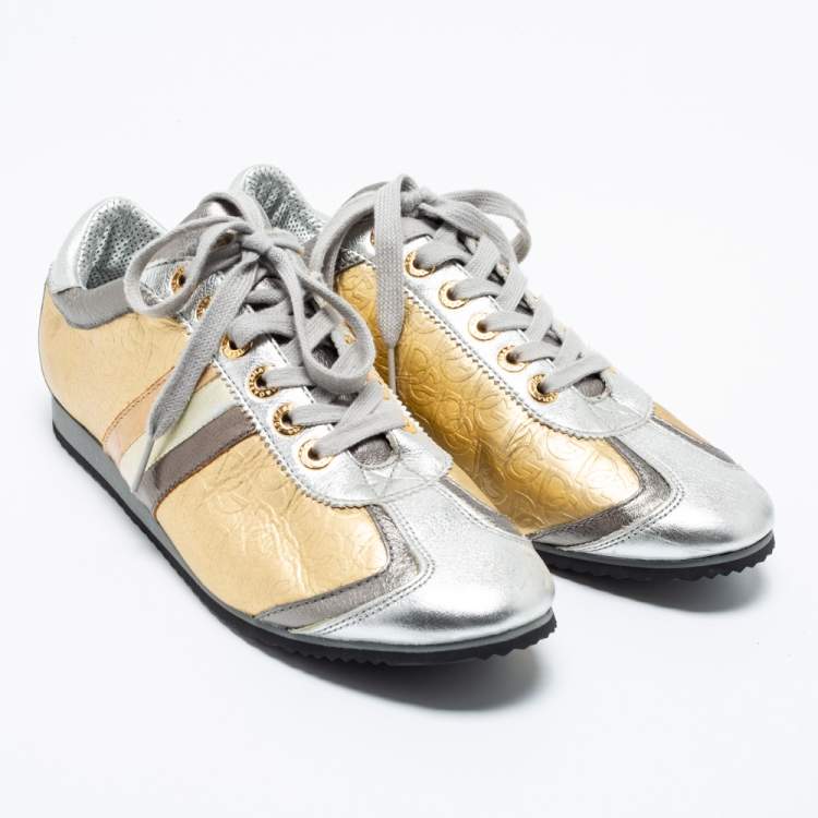 مملوكة مسبقًا Dolce & Gabbana Gold/Silver Metallic Leather DG Embossed Limited Edition Low Top Sneakers Size 40  
