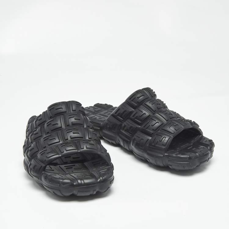 Pre Owned صندل شبشب مطاطي فاندي بطبعة شعار إف إف أسود مقاس 46