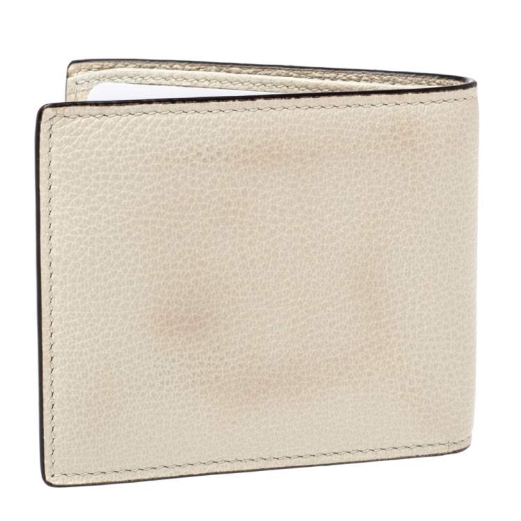 مملوكة مسبقًا Gucci Off White Leather Logo Bifold Wallet 