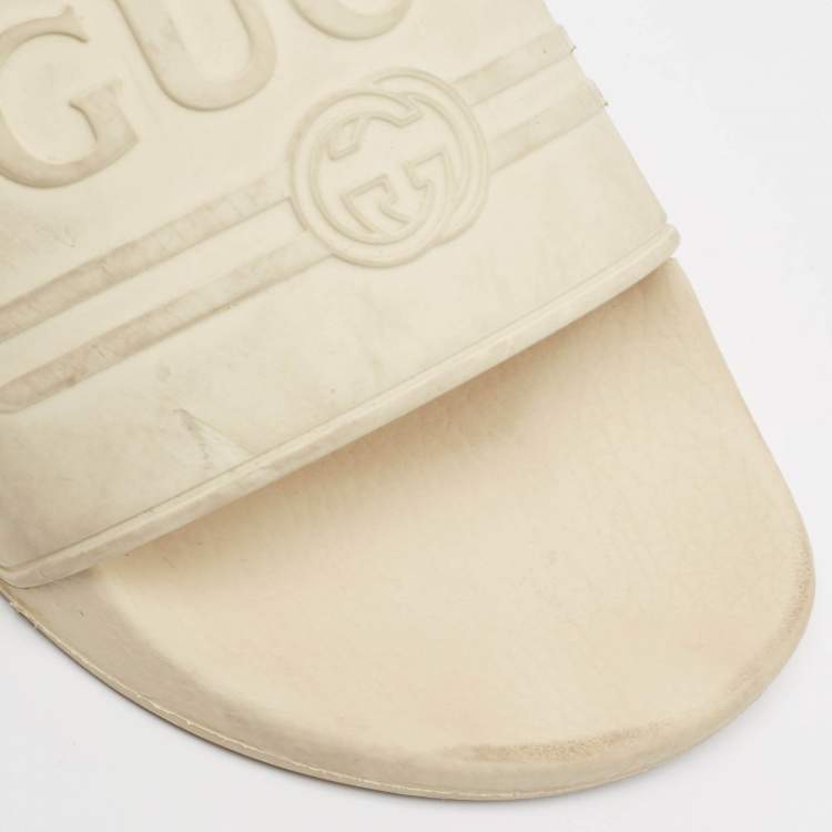 مملوكة مسبقًا Gucci Off White Rubber Pursuit Logo Embossed Pool Slides Size 45