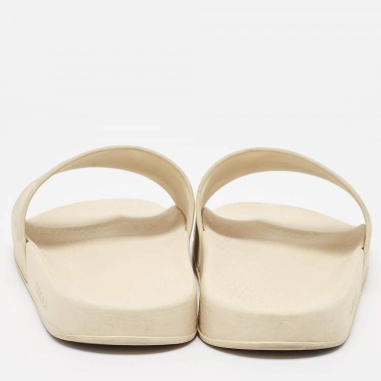 مملوكة مسبقًا Gucci Off White Rubber Pursuit Logo Embossed Pool Slides Size 45