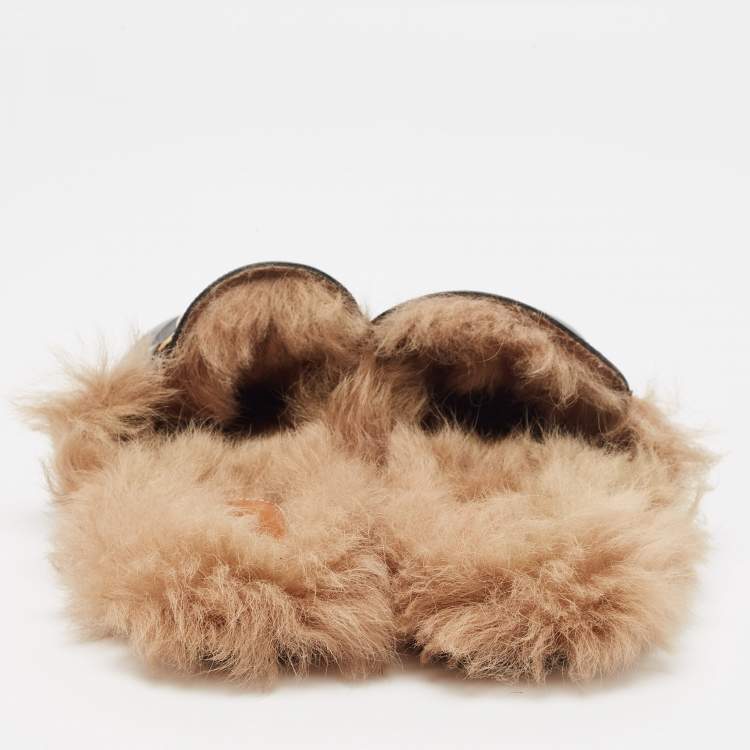 مملوكة مسبقًا Gucci Black Fur and Leather Princetown Mules Size 43