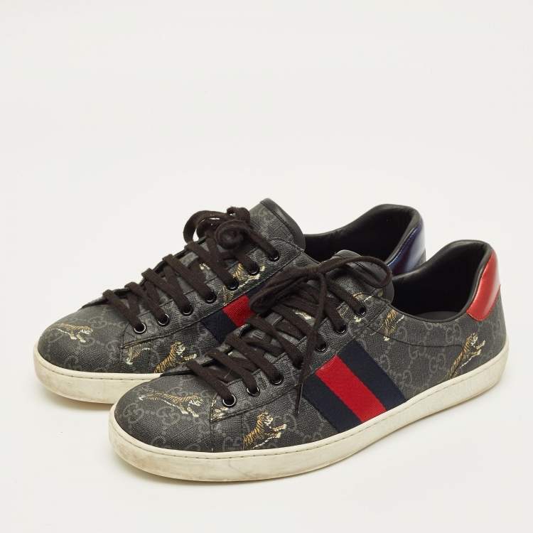 Pre Owned حذاء رياضي غوتشي آيس طباعة نمر GG قماش سوبريم أسود بعنق منخفض مقاس 43