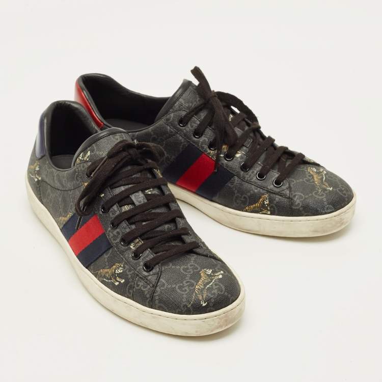 Pre Owned حذاء رياضي غوتشي آيس طباعة نمر GG قماش سوبريم أسود بعنق منخفض مقاس 43