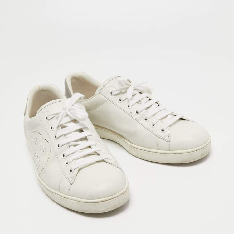مملوكة مسبقًا Gucci White Perforated Interlocking G Leather Ace Sneakers Size 43.5