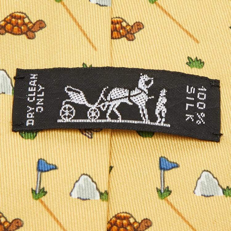 مملوكة مسبقًا Hermès Yellow Turtle & Hare Print Silk Tie