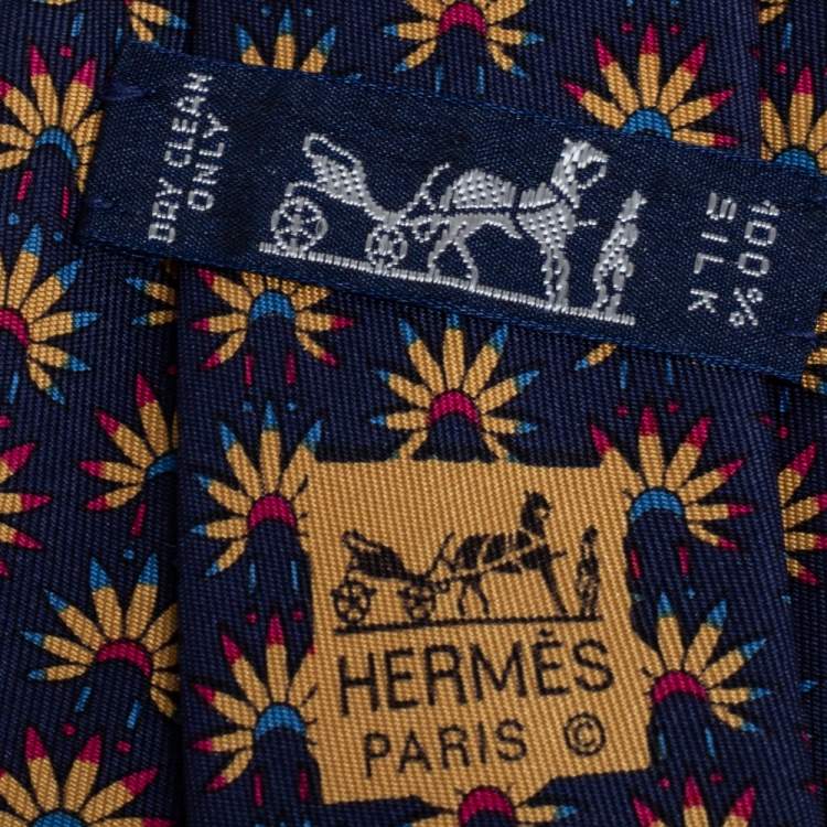 مملوكة مسبقًا Hermes Navy Blue Indian Feather Headdress Print Silk Tie