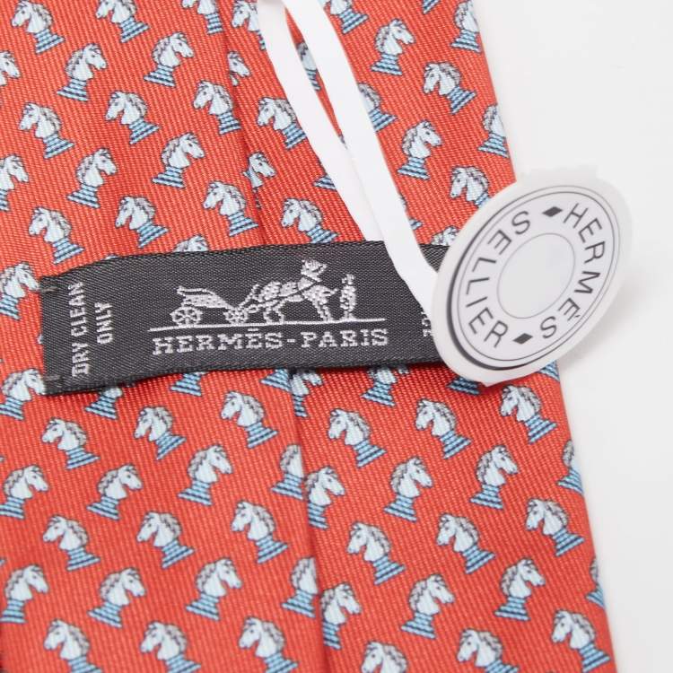 مملوكة مسبقًا Hermès Red 7 Reve de Jockey Printed Silk Slim Tie