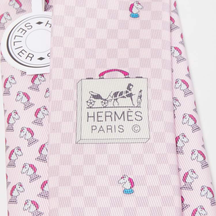 مملوكة مسبقًا Hermès Pink Echec Et Mat Printed Silk Slim Tie