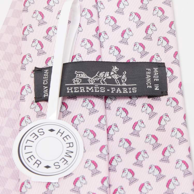مملوكة مسبقًا Hermès Pink Echec Et Mat Printed Silk Slim Tie