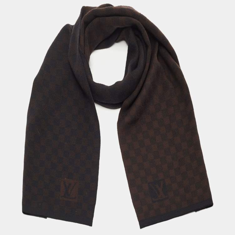 LOT:291  LOUIS VUITTON - a brown wool scarf.