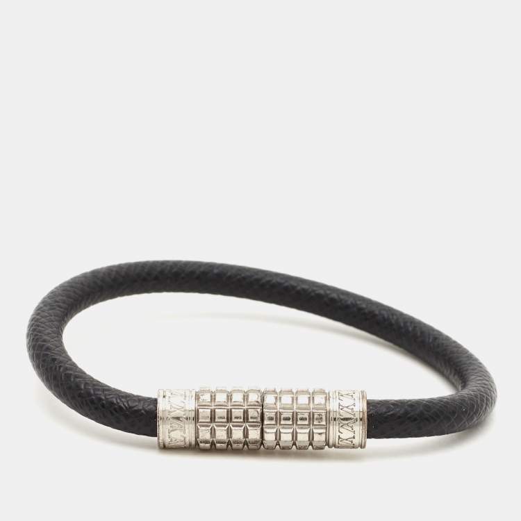 Louis Vuitton Black Taiga Digit Bracelet Silvery Leather Metal ref.430192 -  Joli Closet
