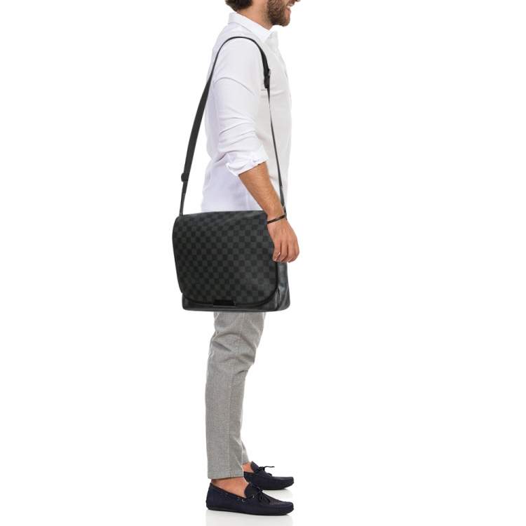 Pre Owned Louis Vuitton Damier Graphite Canvas Daniel MM Messenger Bag