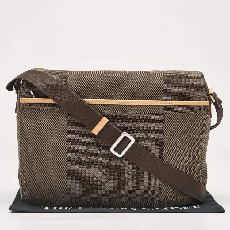 مملوكة مسبقًا Louis Vuitton Terre Damier Geant Canvas Messenger Bag
