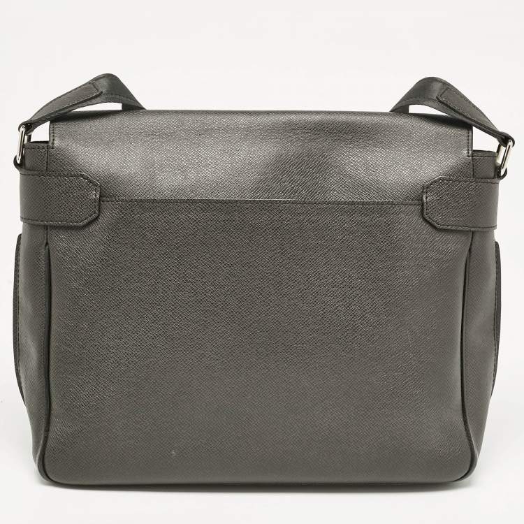 Pre Owned Louis Vuitton Black Taiga Leather Roman MM Bag