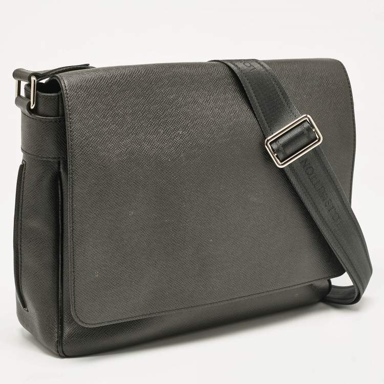 Pre Owned Louis Vuitton Black Taiga Leather Roman MM Bag