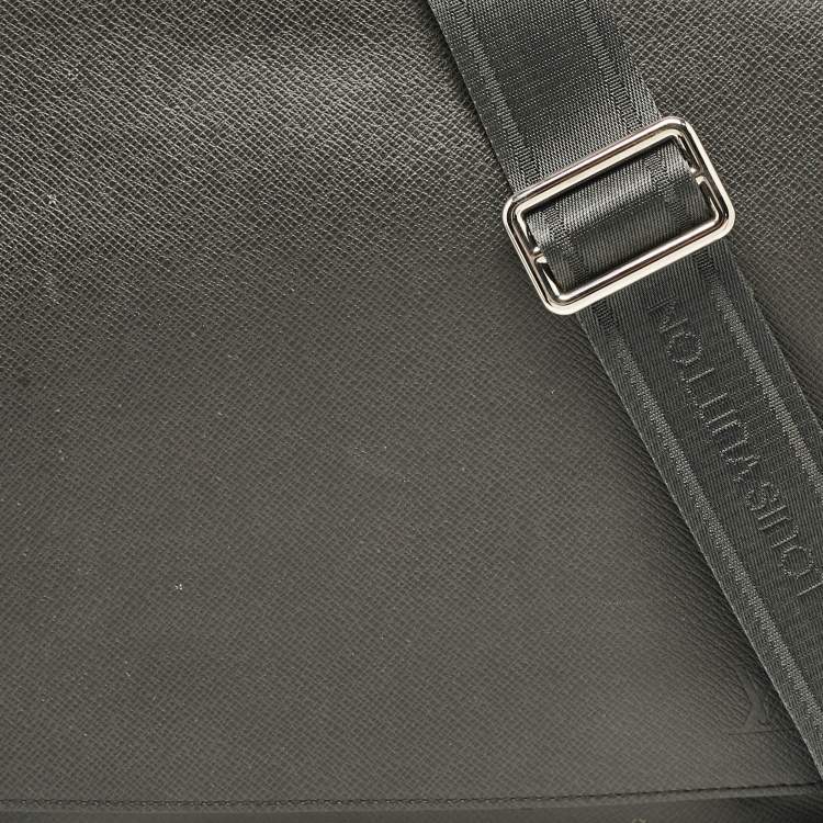 Pre Owned Louis Vuitton Black Taiga Leather Roman MM Bag