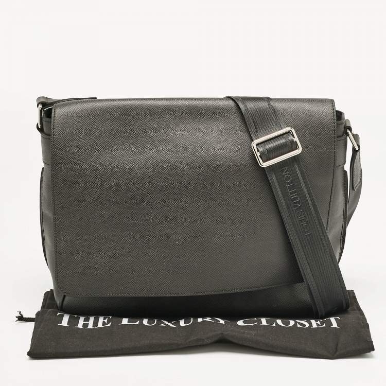 Pre Owned Louis Vuitton Black Taiga Leather Roman MM Bag