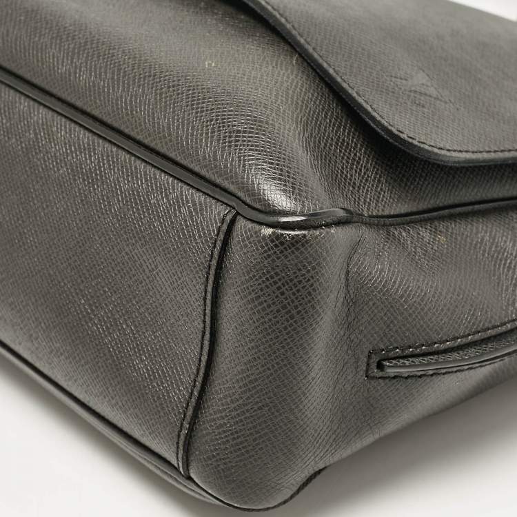 Pre Owned Louis Vuitton Black Taiga Leather Roman MM Bag