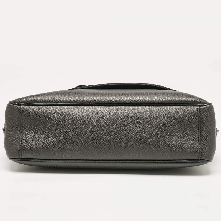 Pre Owned Louis Vuitton Black Taiga Leather Roman MM Bag