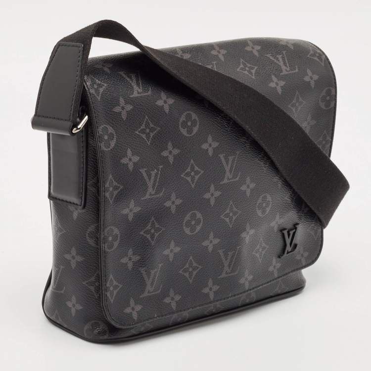 مملوكة مسبقًا Louis Vuitton Monogram Eclipse Canvas District PM Bag