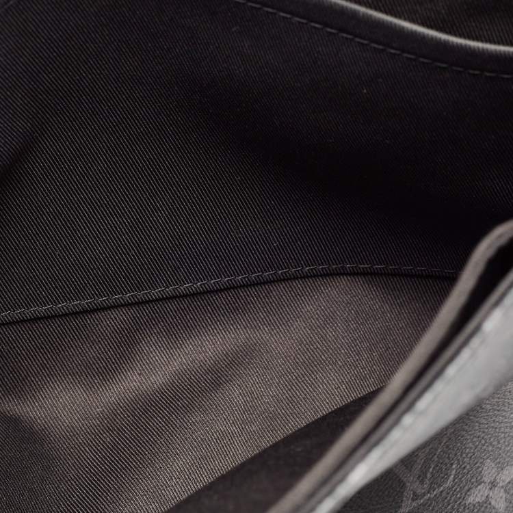 مملوكة مسبقًا Louis Vuitton Monogram Eclipse Canvas District PM Bag