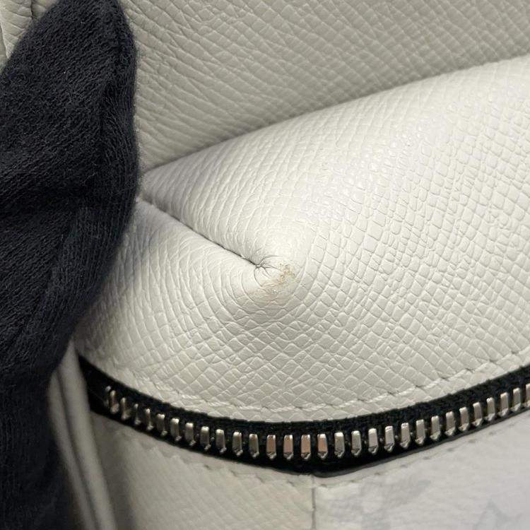 Pre Owned Louis Vuitton Blanc Monogram Taiga Leather Outdoor Messenger Bag