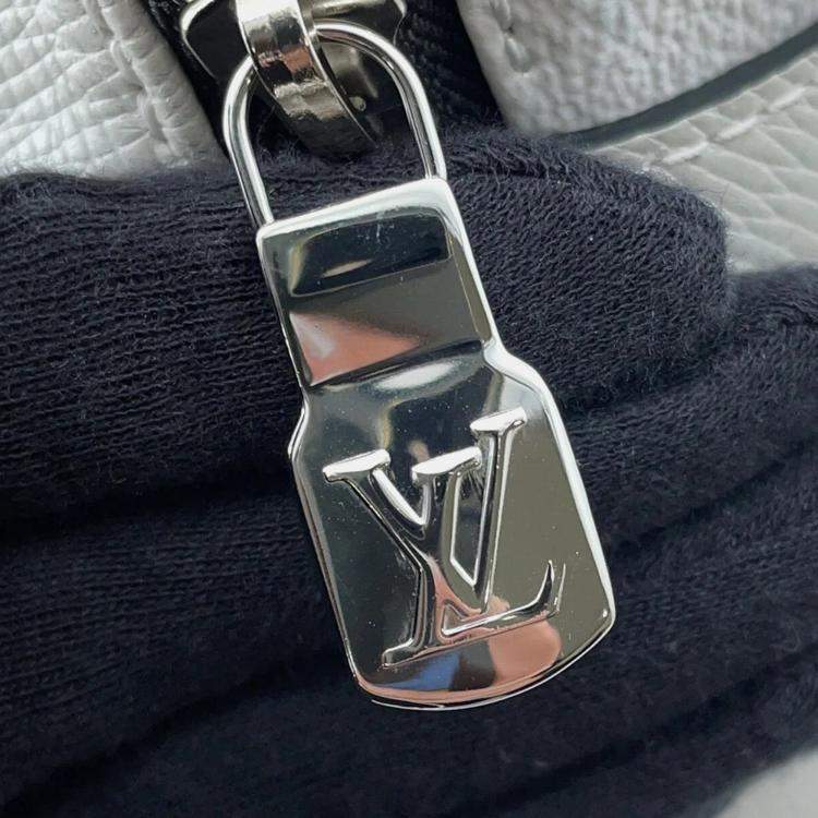 مملوكة مسبقًا حقيبة ظهر لويس فيتون ديسكفري بلانك تايغرما مونوغرام حجم بي ام