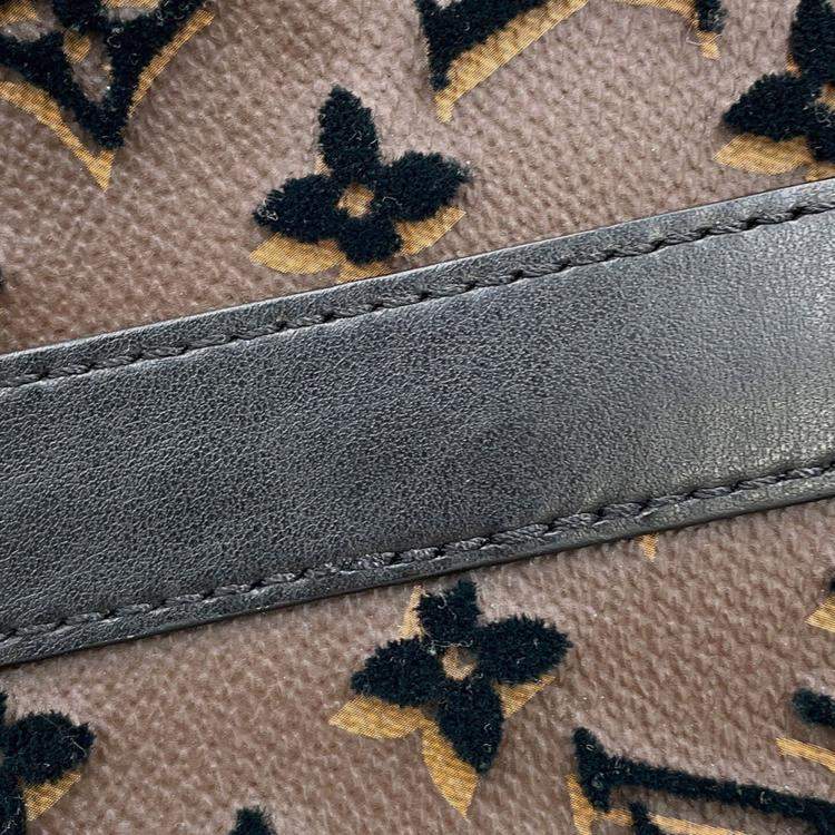 Pre Owned Louis Vuitton Triangle Messenger Noir Monogram / Toughtage