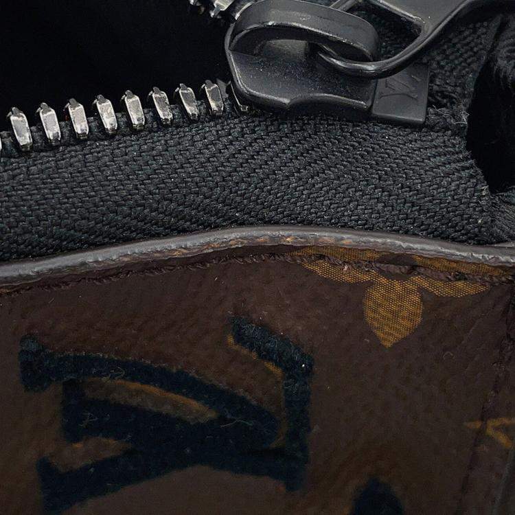 Pre Owned Louis Vuitton Triangle Messenger Noir Monogram / Toughtage