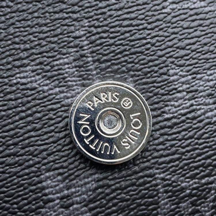 مملوكة مسبقًا Louis Vuitton Envelope/Pouch Noir Monogram Eclipse