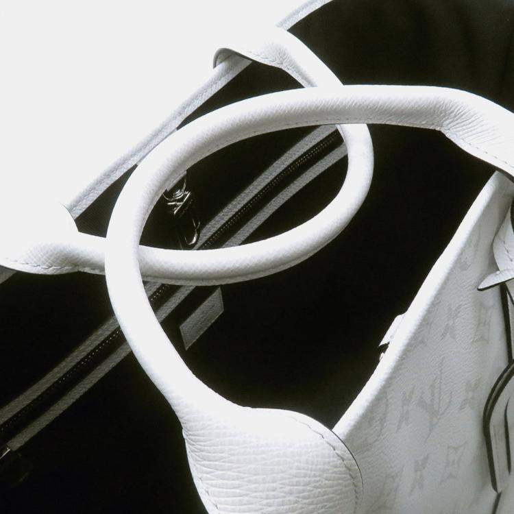 مملوكة مسبقًا Louis Vuitton Weekend Tote Nm Blanc Monogram Taiga Leather